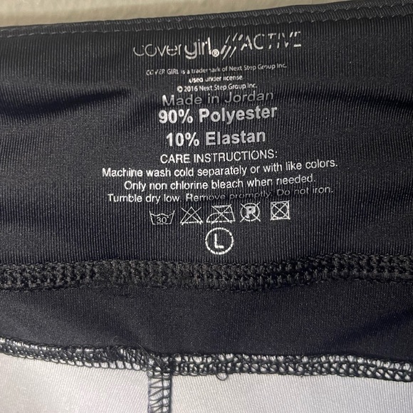 Covergirl Active Leggings with 3 Zipper Pockets - Picture 3 of 3